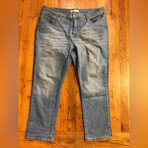 Signature Levi’s light wash totally shaping straight jeans size 22S, w36 l30